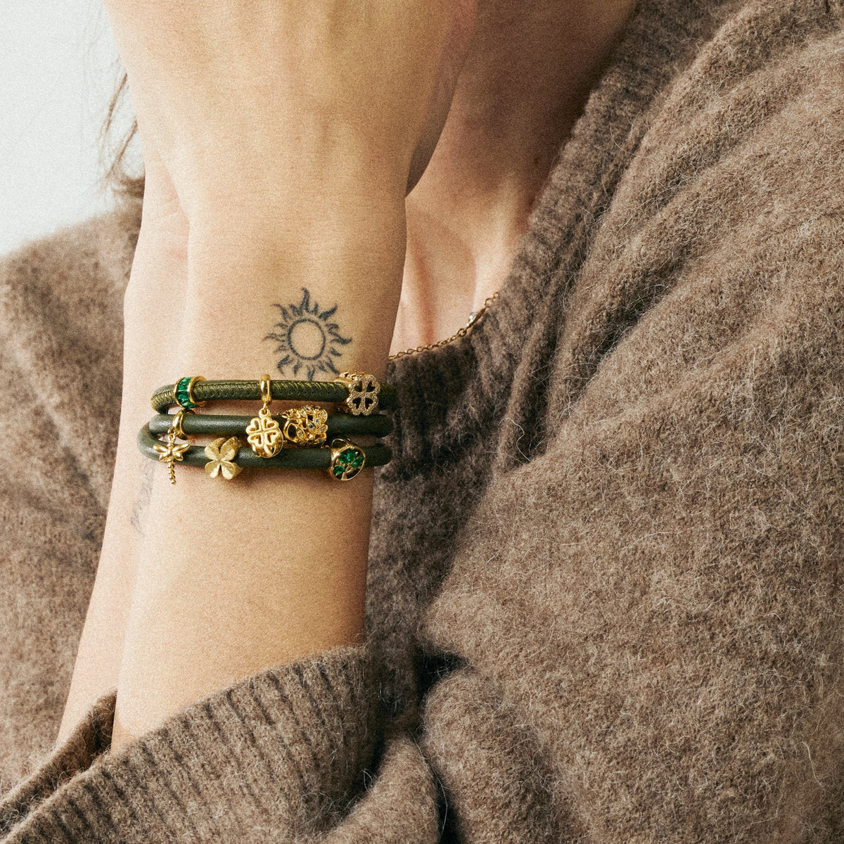 Christina Peacock charm i forgyldt sølv med zirkonia til læderarmbånd båret på model