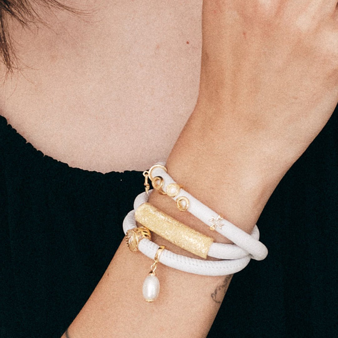 Christina Pearl Drop White charm i sølv med perler til læderarmbånd båret på model