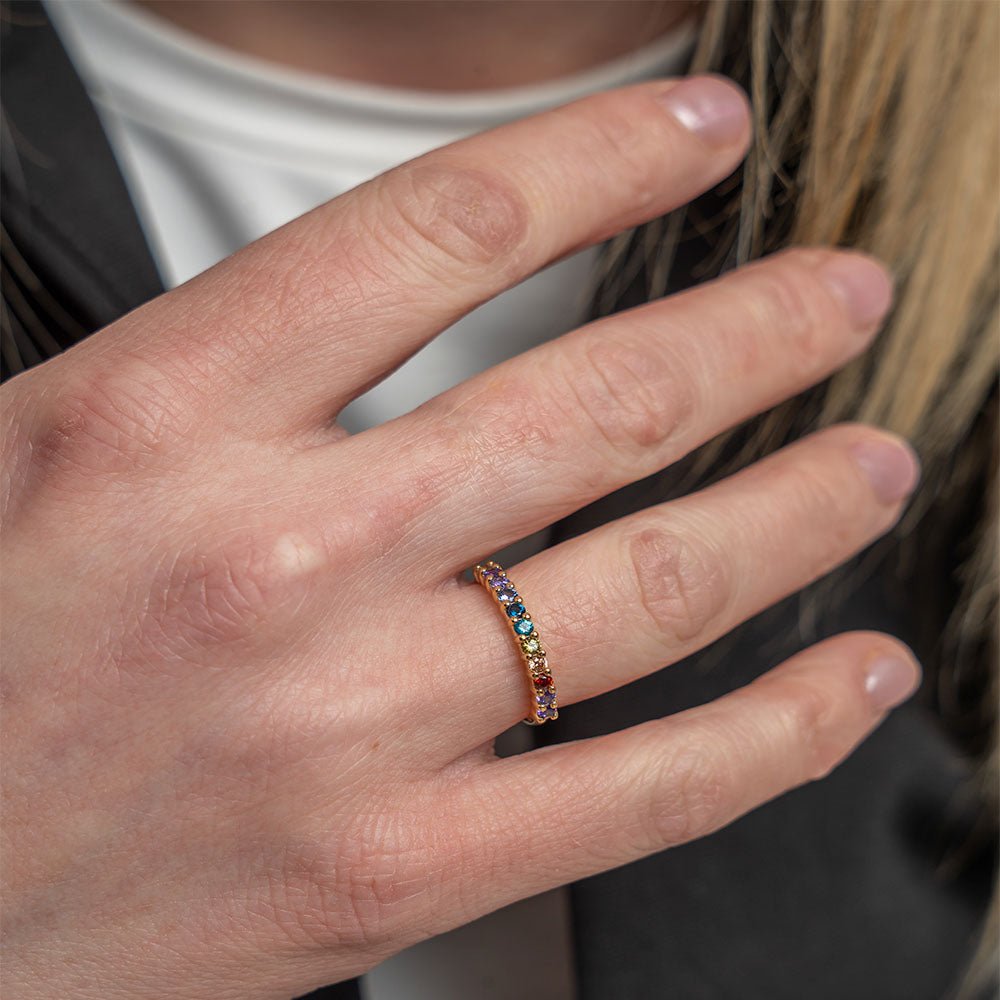Christina Rainbow ring i forgyldt sølv med zirkonia båret på model