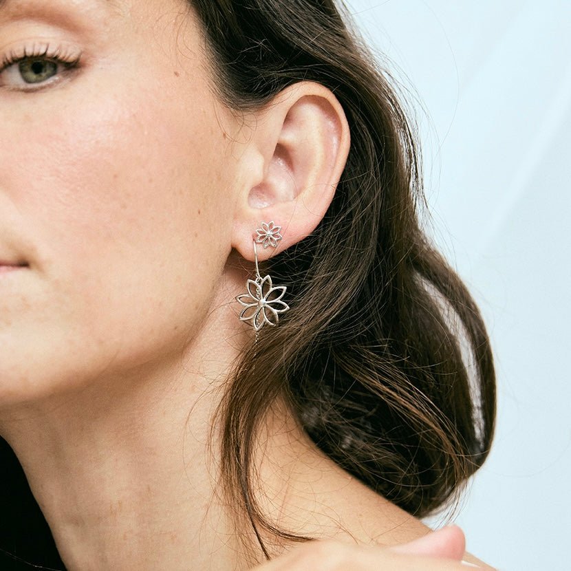 Christina Simple Flower øreringe i sølv 10 mm båret på model