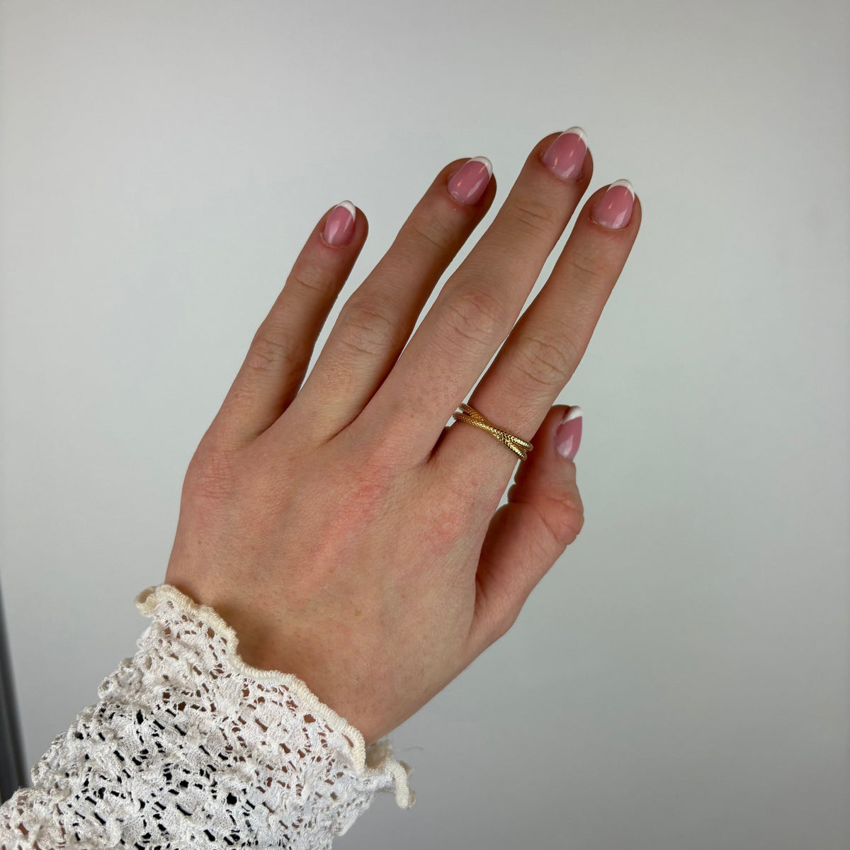 Christina Twin Snake ring i forgyldt sølv båret på model