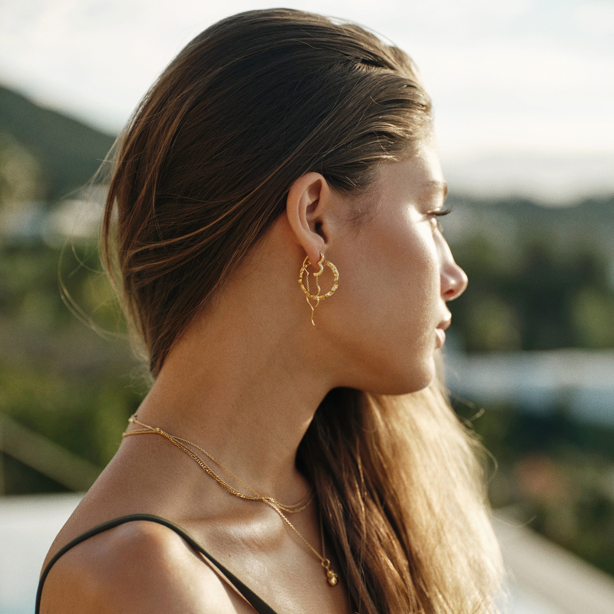 Camille Brinch Large Shiny Sparkly Hoops forgyldt styling