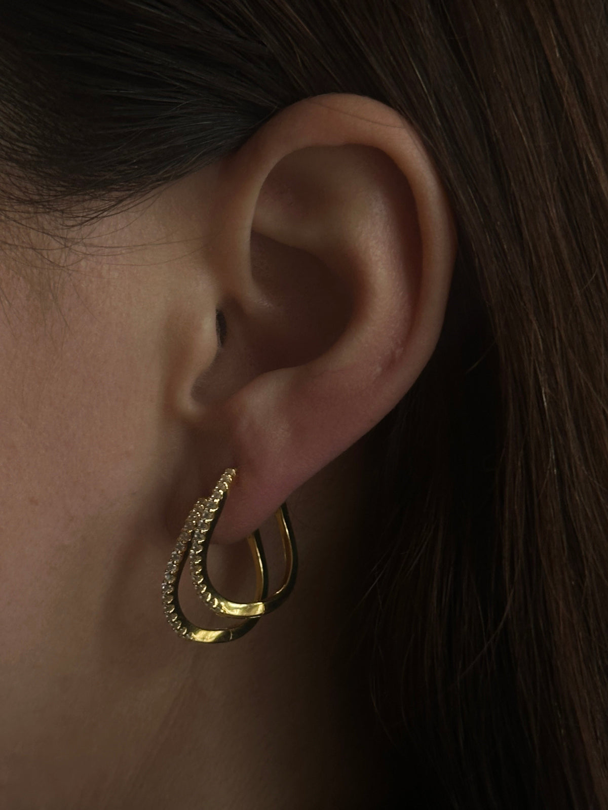 Pico Amelia petit crystal hoops i forgyldt sølv med klare krystaller på øret