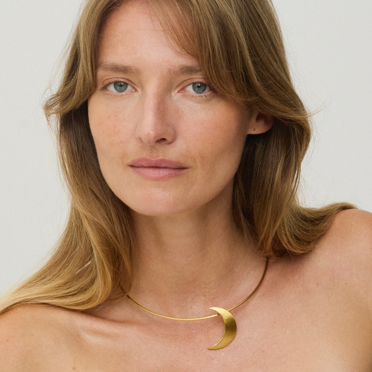 Jane Kønig Half Moon choker i forgyldt stål på model