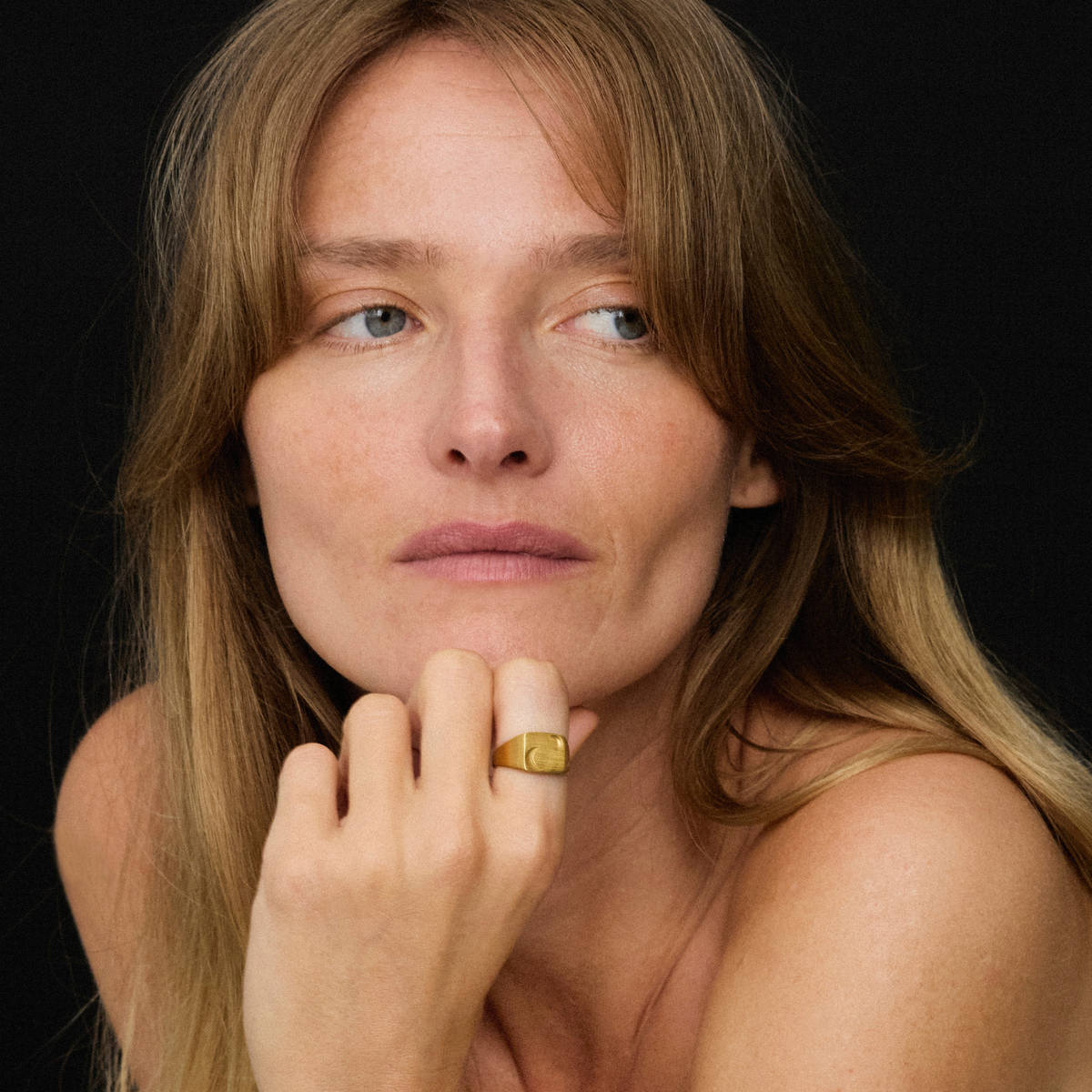 Jane Kønig Half Moon Signet Ring i forgyldt stål på model