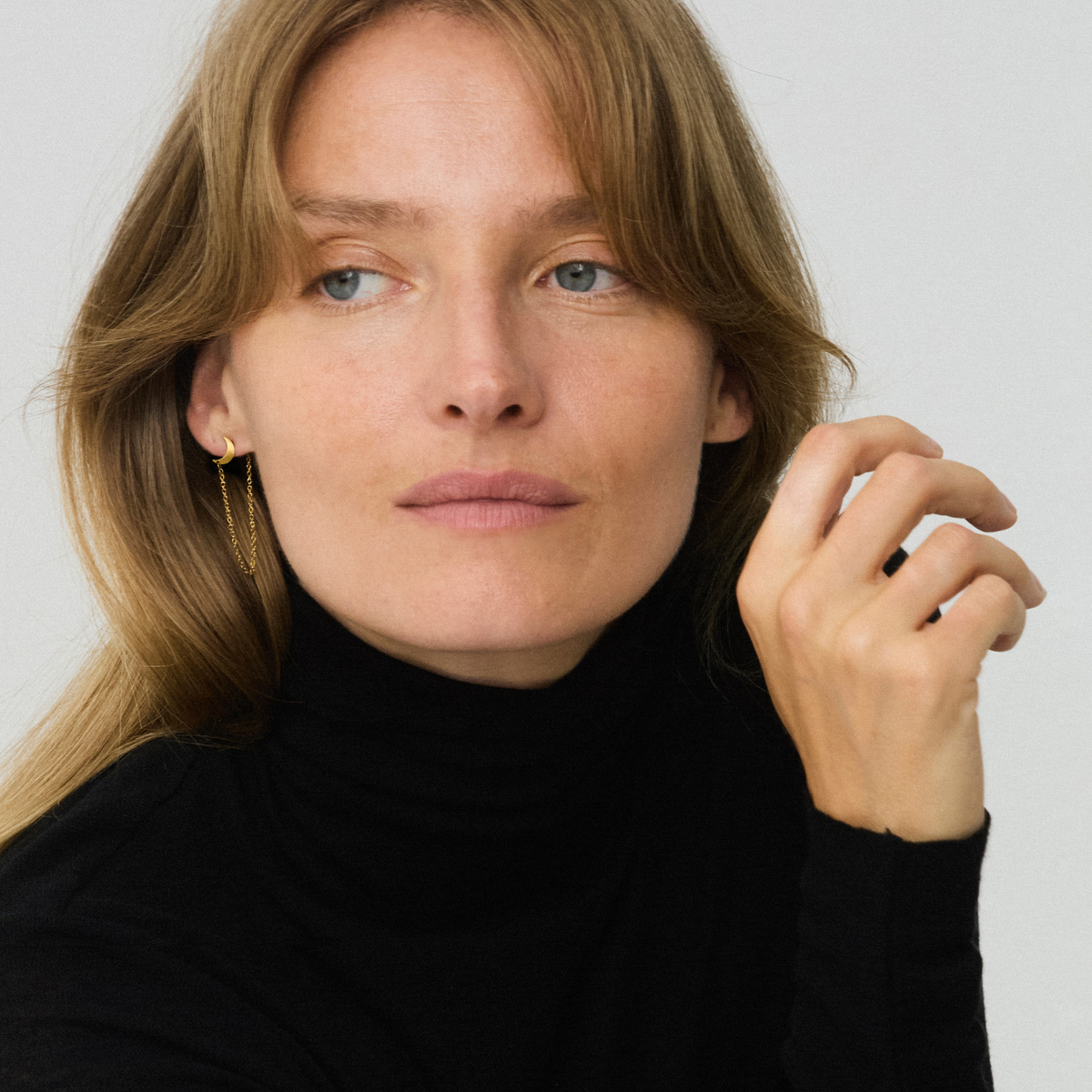 Jane Kønig Single Half Moon Chain Stud ørering i forgyldt stål på model