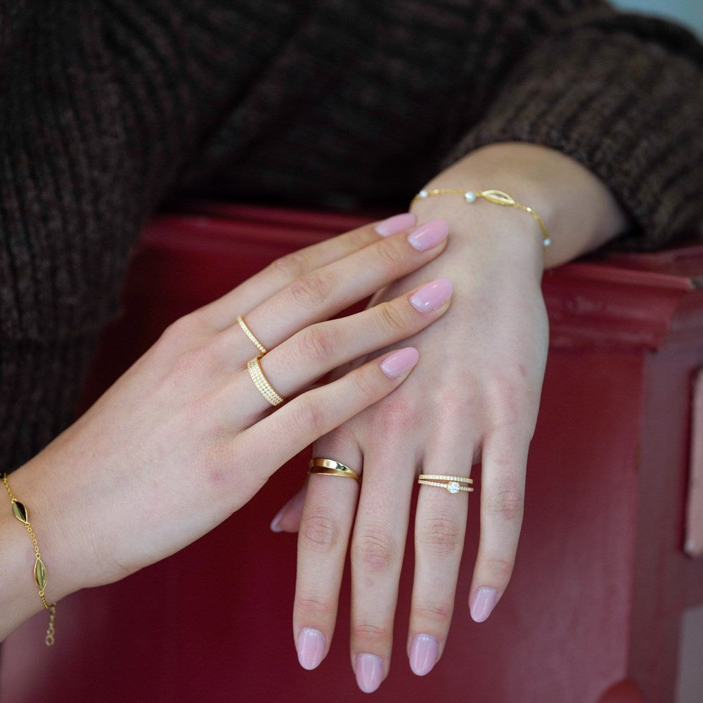 Nordahl Jewellery - LEAVE52 forgyldt sterlingsølv blad armbånd båret af model