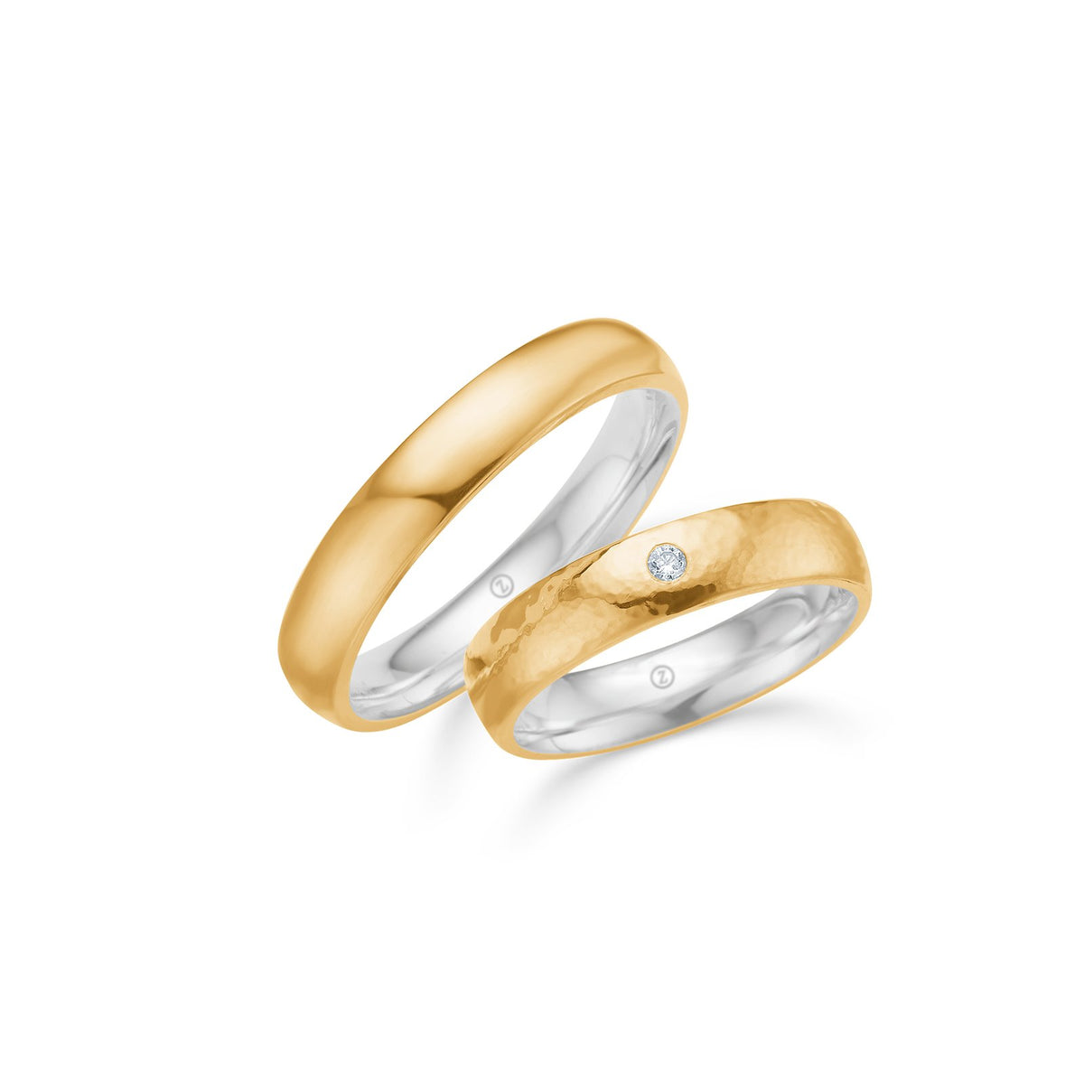Mads Z vielsesringe 4 mm i 14 kt. guld med sølvkerne, hamret damering med diamant og glat herrering