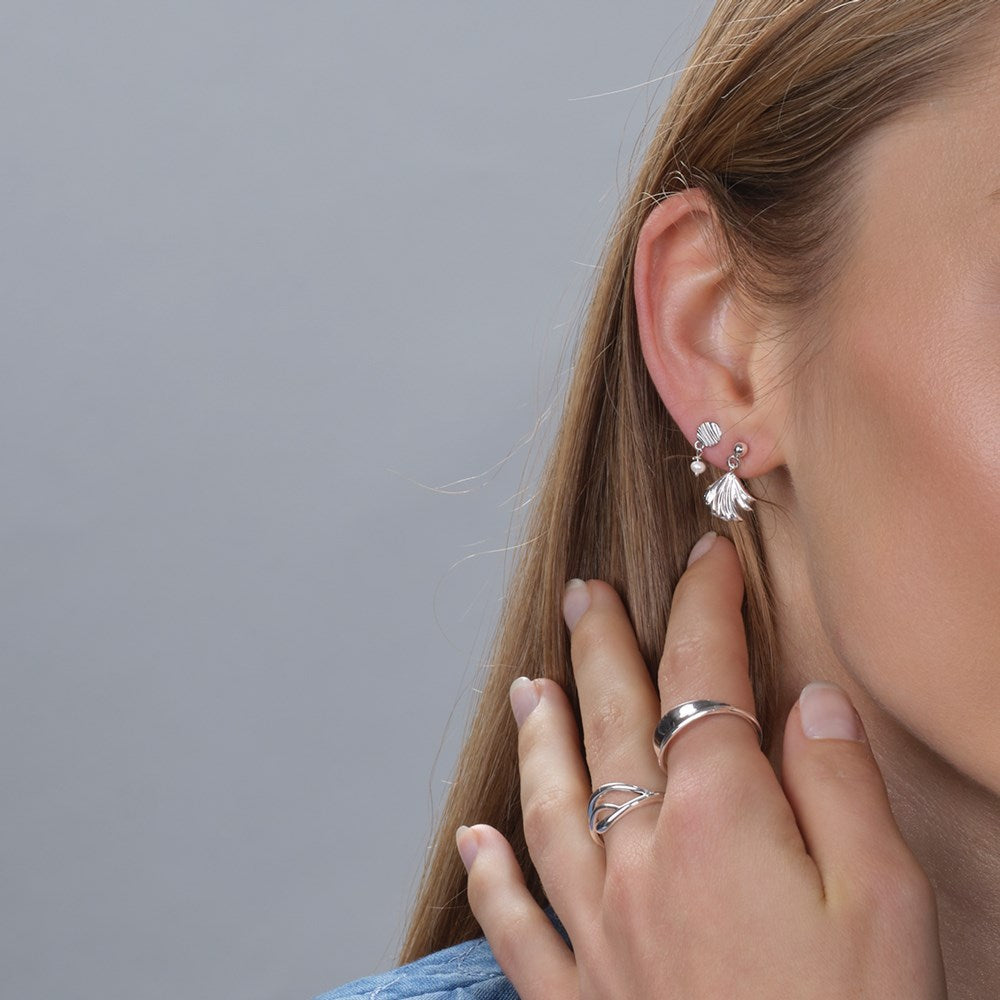Nordahl Jewellery - Ørestikkere i sølv RIPPLES52 vist på model
