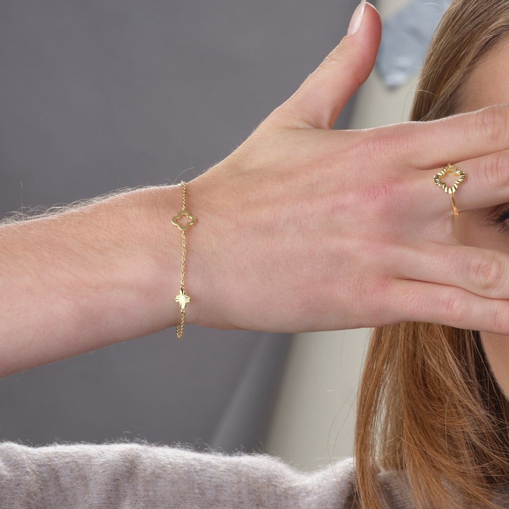 Nordahl Jewellery - CLOVERA52 ring i forgyldt sølv båret af model