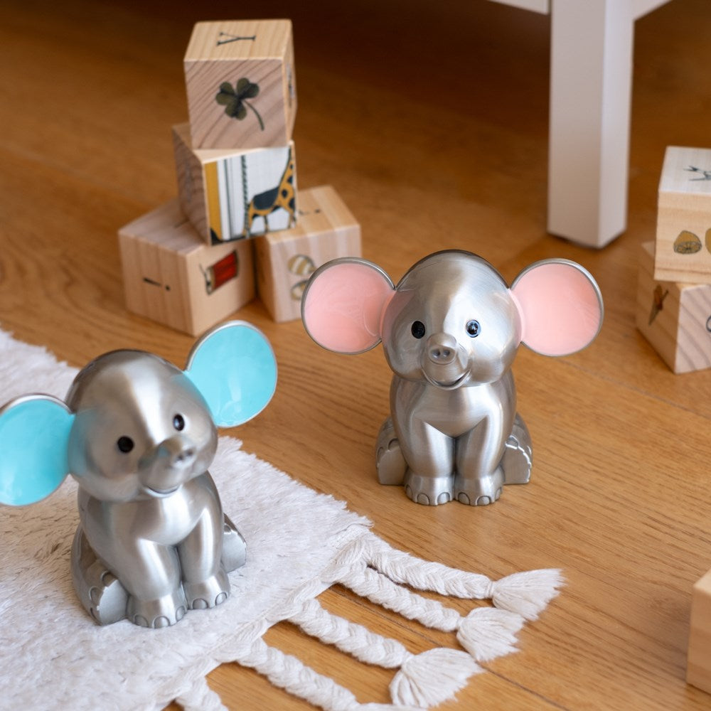 NOA Kids - Sparebøsse m. elefant m. blå ører (fortinnet) vist sammen med øvrige smykker fra serien
