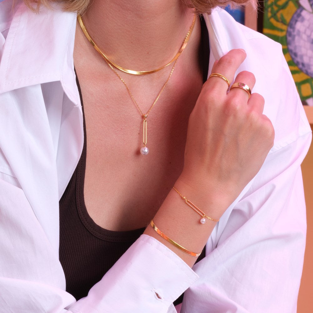 Nordahl Jewellery - FLAT52 sølv armbånd båret af model