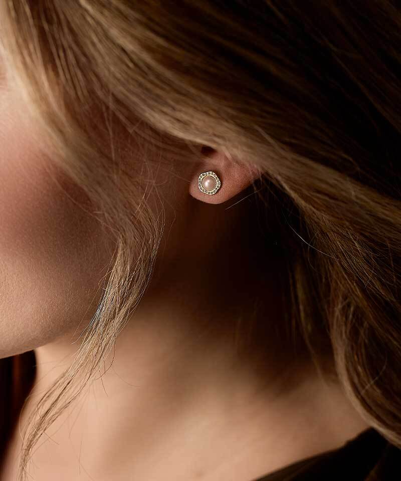 Blomdahl Brilliance guldfarvet titanium perleøreringe med lyserød perle, billede 2