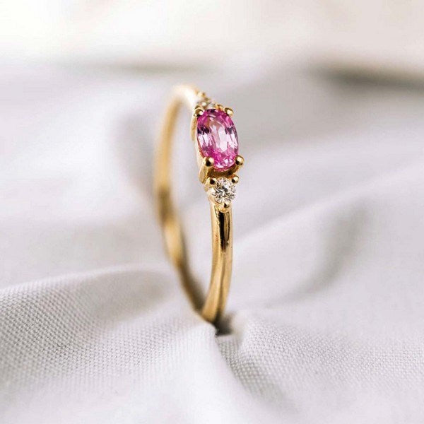 Petit oval - Ring med oval pink safir i 14 kt. guld med i alt 0,05ct.