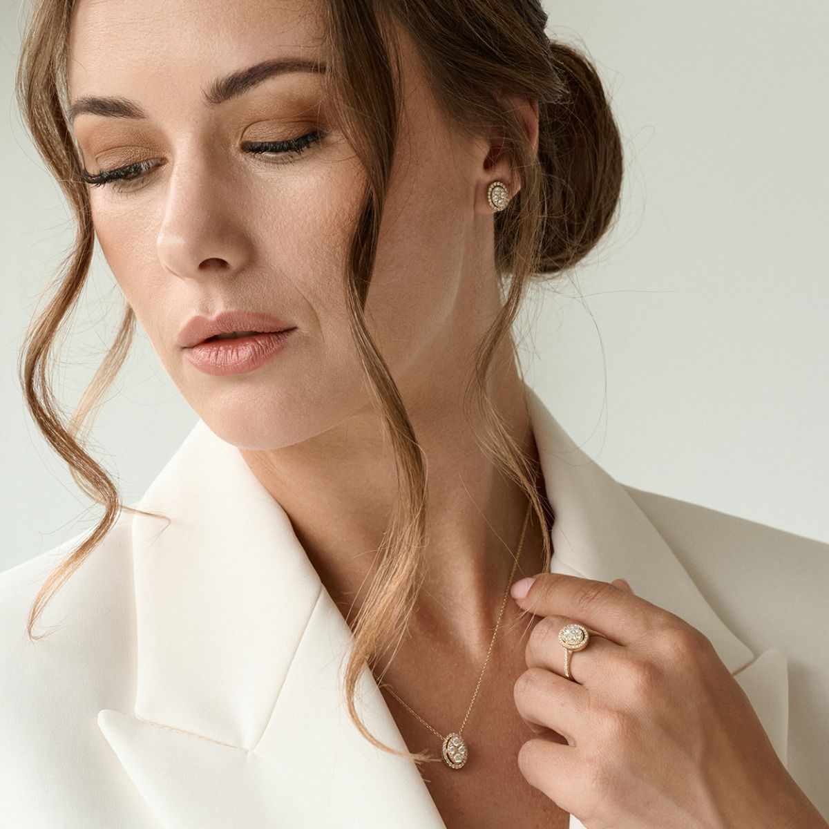 NURAN Posh ring i 14 kt guld med diamanter båret på model