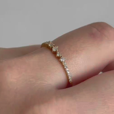 Nuran Noelle ring i 14 kt. guld med diamanter – nærbillede af fatning