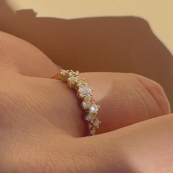 Nuran Twinkle diamantring i 14 karat guld med brillanter – set fra siden