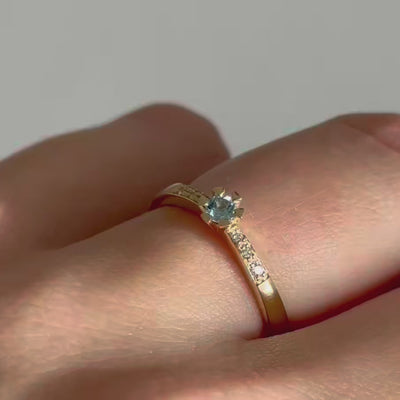 Scrouples Vida Darling ring i 8 karat guld med blå topas og brillanter – set fra siden