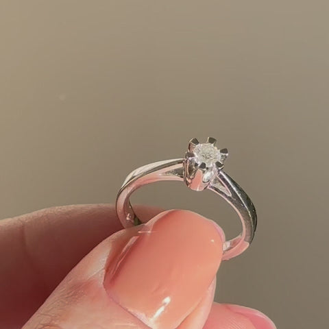 Scrouples prinsessering i 14 kt hvidguld med diamant – set fra siden