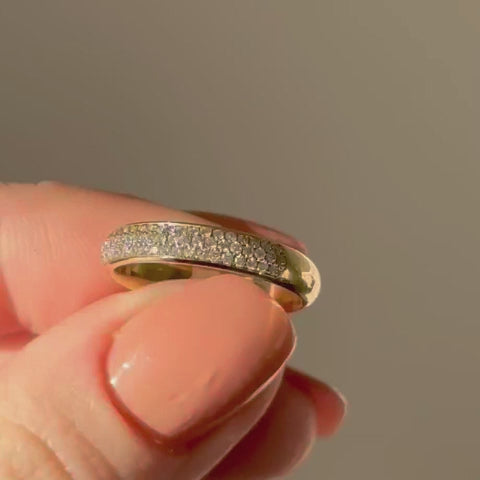 Nuran Beauté diamantring i 14 kt guld med pavé-fattede diamanter – set fra siden