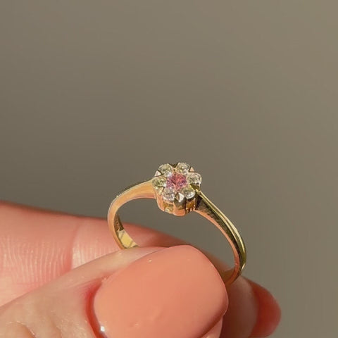 Nuran Flora diamantring i 14 karat guld med pink safir og diamanter – set fra siden