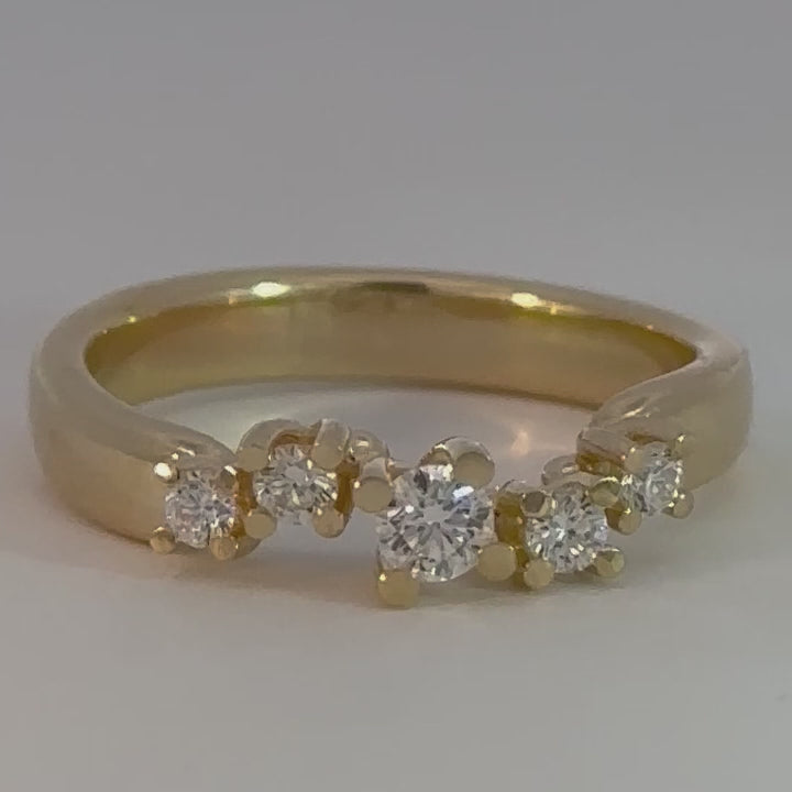 Nuran Diamond Twist ring i 14 kt guld med diamanter – set fra siden