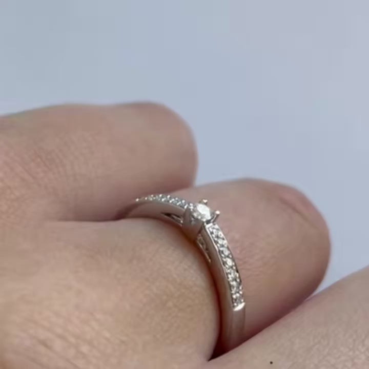 Nuran Bella hvidguldring i 14 kt. med 15 diamanter, set fra siden