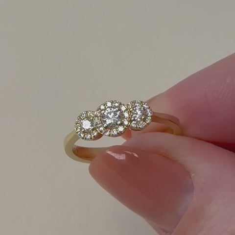 Nuran Cordelia diamantring i 14 kt guld med 0,41 ct brillanter – set fra siden