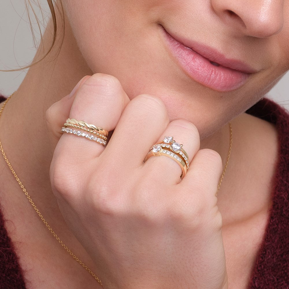 Siersbøl - 8 kt. guld ring med zirkonia båret af model