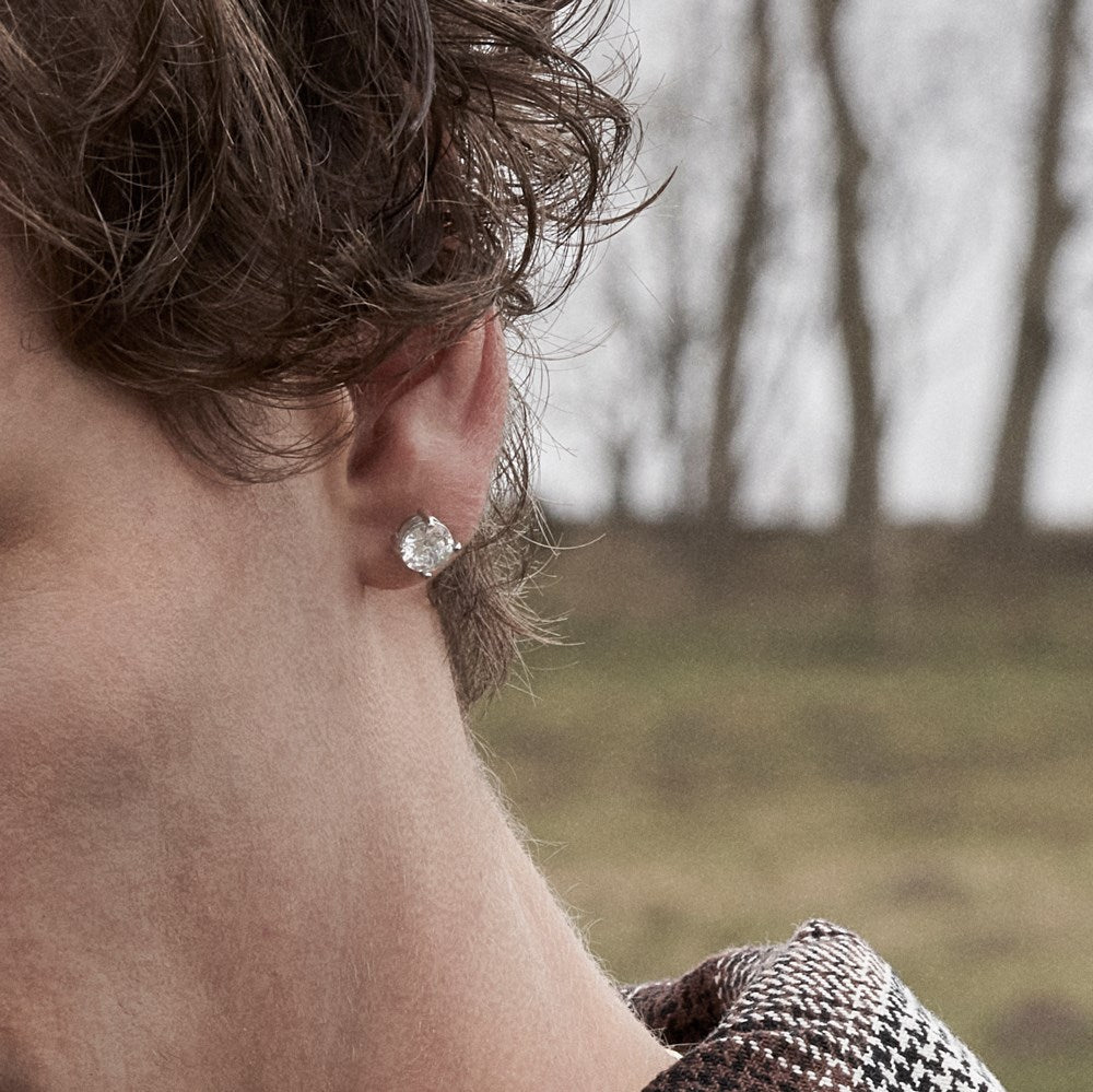 Son of Noa ørestikker i sølv med zirkonia båret af model