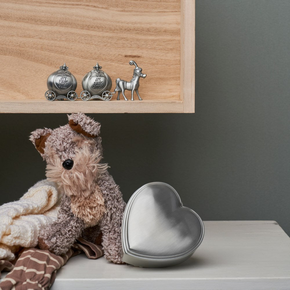 NOA Kids - Karet æske til tand og hårlok (fortinnet) vist sammen med øvrige smykker fra serien