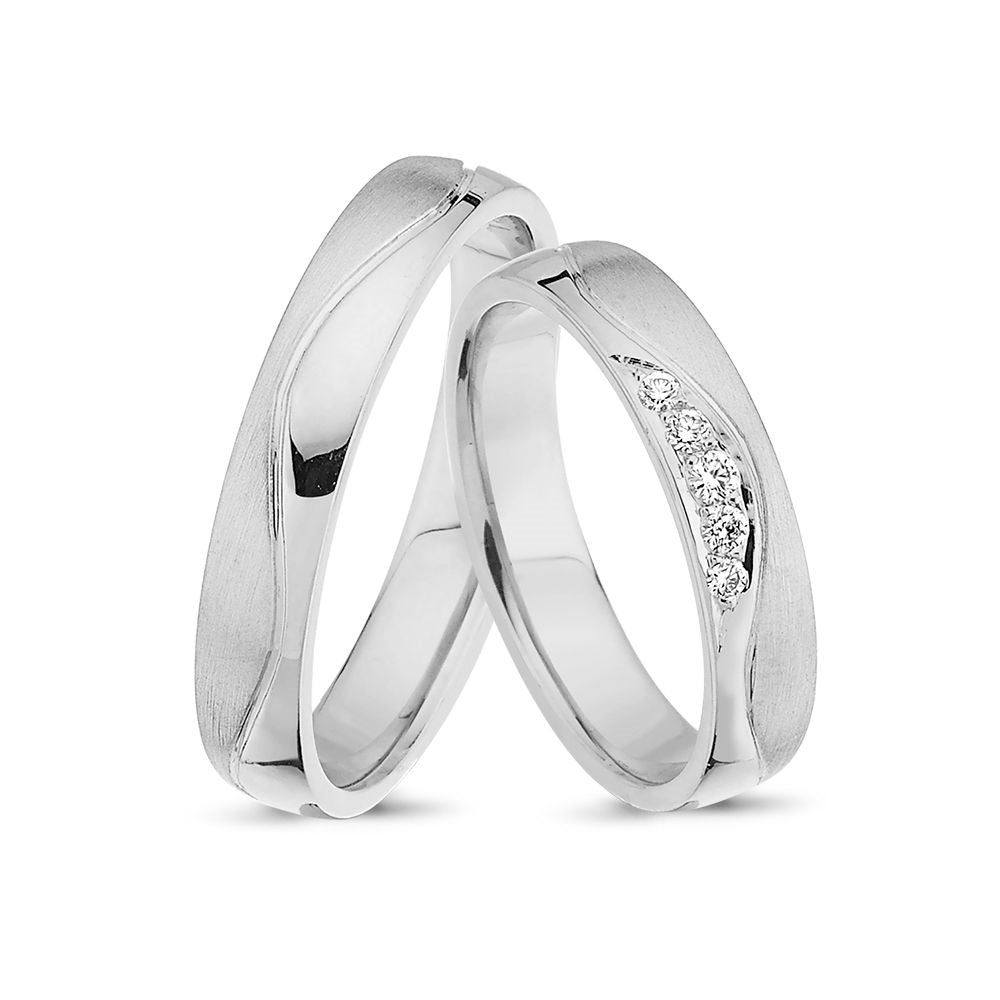 Nuran vielsesringe i 14 kt hvidguld med 5 brillanter og bølgegravering