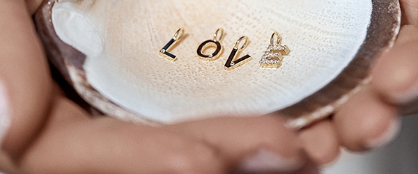 Bogstavvedhæng hos Guldcenter.dk